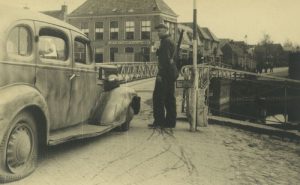 103-105_aan_deze_auto_werden_pieter_eekhoff_en_de_veel_oudere_oege_monsma_uit_broeksterwoude_op_14_april_1945_vastgebonden._-_c_fries_verzetsmuseum__1280_1280_fit_90