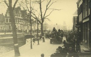 103-105_de_canadese_bevrijders_worden_in_dokkum_door_een_enthousiaste_menigte_begroet._-_c_fries_verzetsmuseum_1280_1280_fit_90
