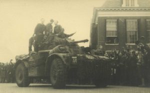 103-105_een_canadese_staghound_rijdt_door_het_centrum_van_dokkum._-_c_fries_verzetsmuseum_1280_1280_fit_90